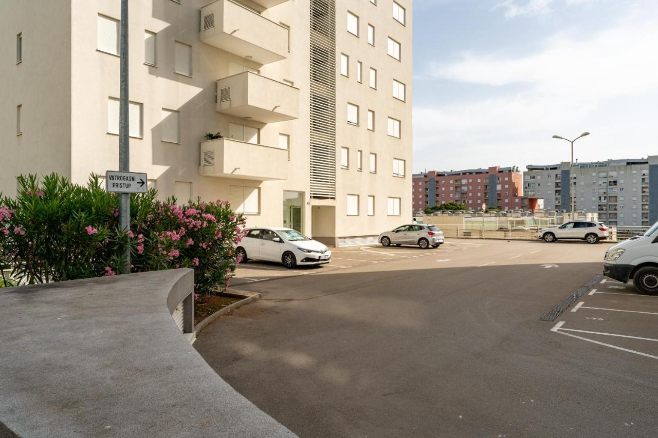 City Lux Apartment 1- With Garage And Balcony 扎达尔 外观 照片